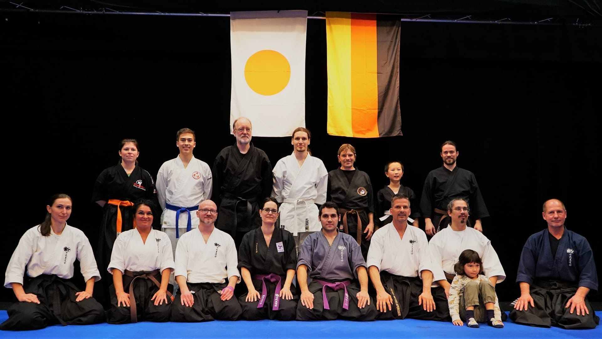 Gruppenfoto nach der Graduierung