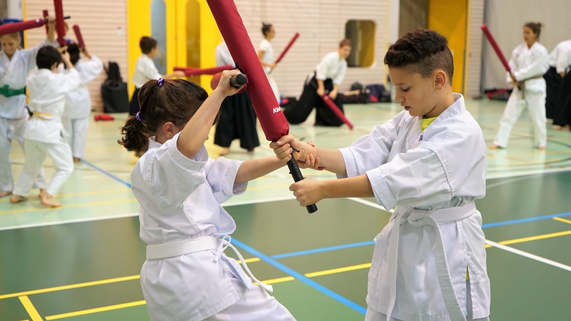 Kinder trainieren mit Schaumstoff-Schwertern