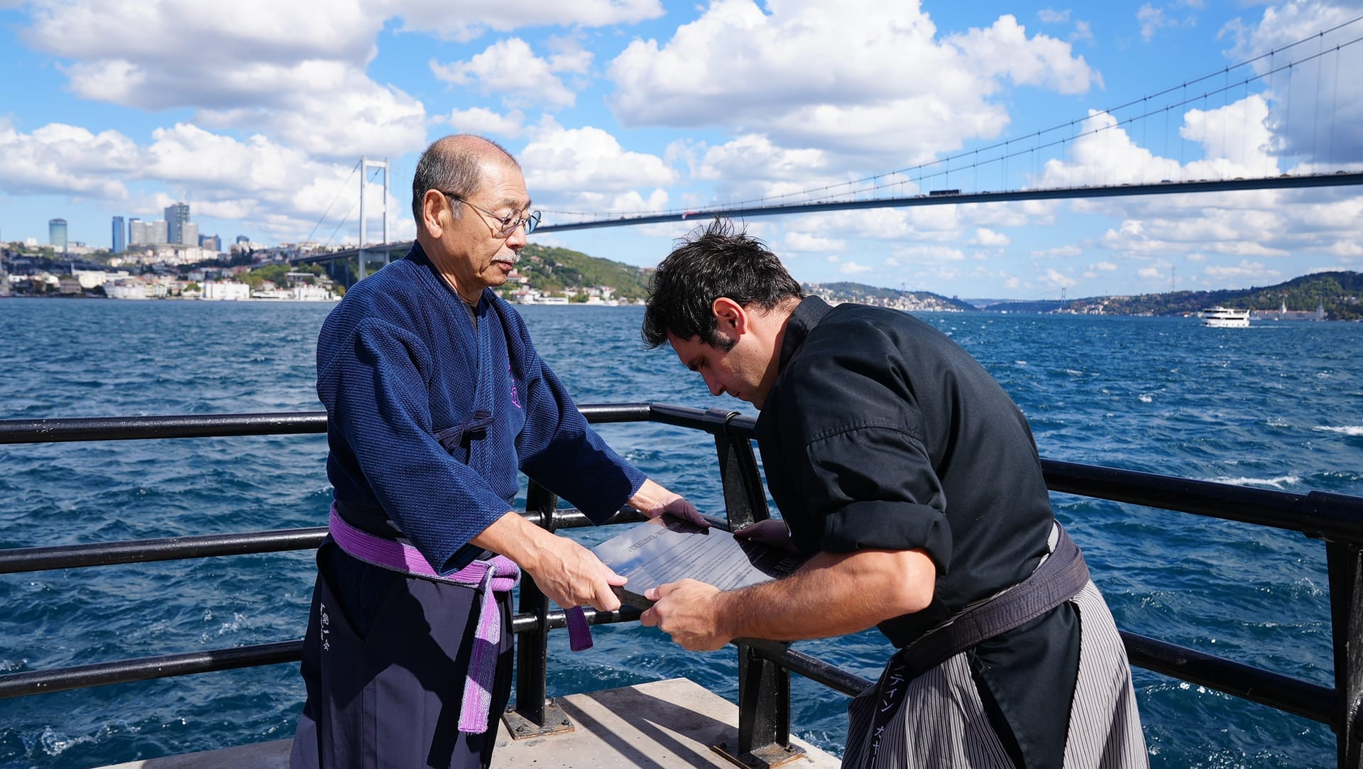 Soke Irie Yasuhiro überreicht Metin Kayar die Tafel „Recognition of Excellence“ in Istanbul Soke Irie Yasuhiro überreicht Metin Kayar die Tafel „Recognition of Excellence“ in Istanbul