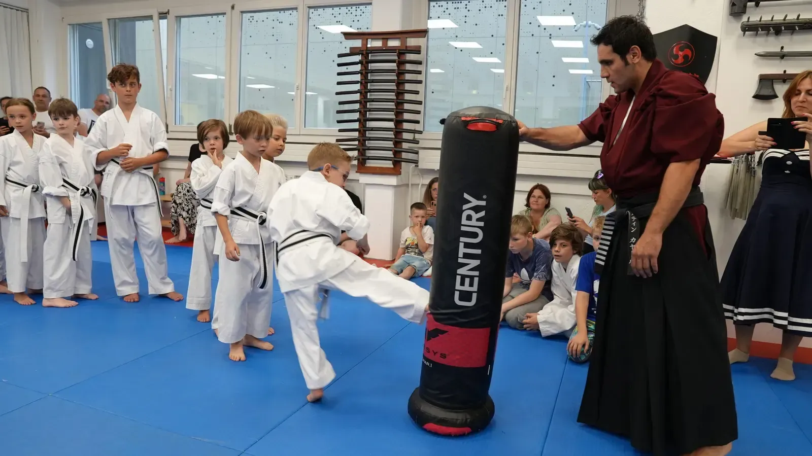 Kinder bei der Schwarzgurt-Zeremonie im Budo7 Dojo