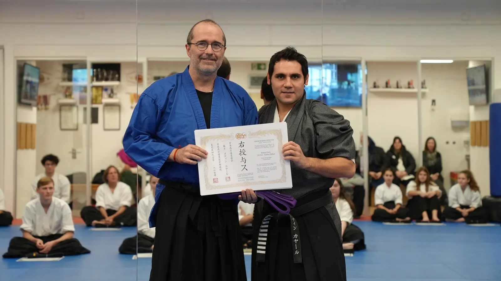 Urkundenübergabe bei einer Gurtprüfung im Budo7 Dojo Urkundenübergabe bei einer Gurtprüfung im Budo7 Dojo