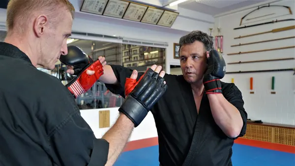 Pratzentraining mit Boxhandschuhen Pratzentraining mit Boxhandschuhen