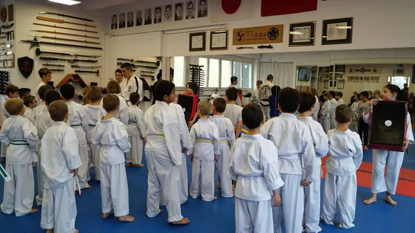 Kinder, Jugendliche und Erwachsene beim Training im Budo7 Dojo Kinder, Jugendliche und Erwachsene beim Training im Budo7 Dojo