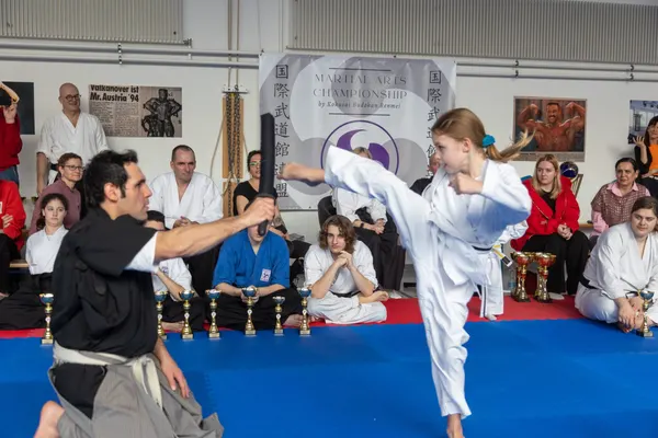 Metin Kayar coacht eine Athletin beim Wettkampf Metin Kayar coacht eine Athletin beim Wettkampf