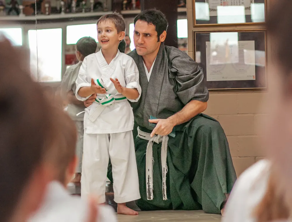 Metin Kayar begleitet einen jungen Schüler im BUDO-7-System Metin Kayar begleitet einen jungen Schüler im BUDO-7-System